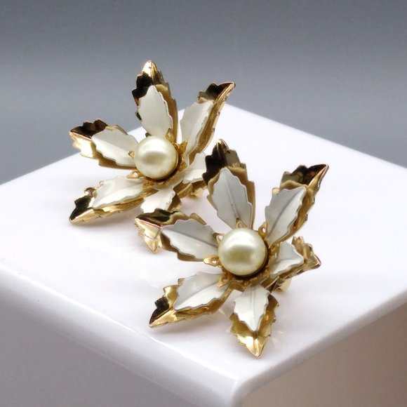 Vintage Emmons Flower Earrings, Gold Tone and White Floral Clip Ons with Pearl - Picture 2 of 4